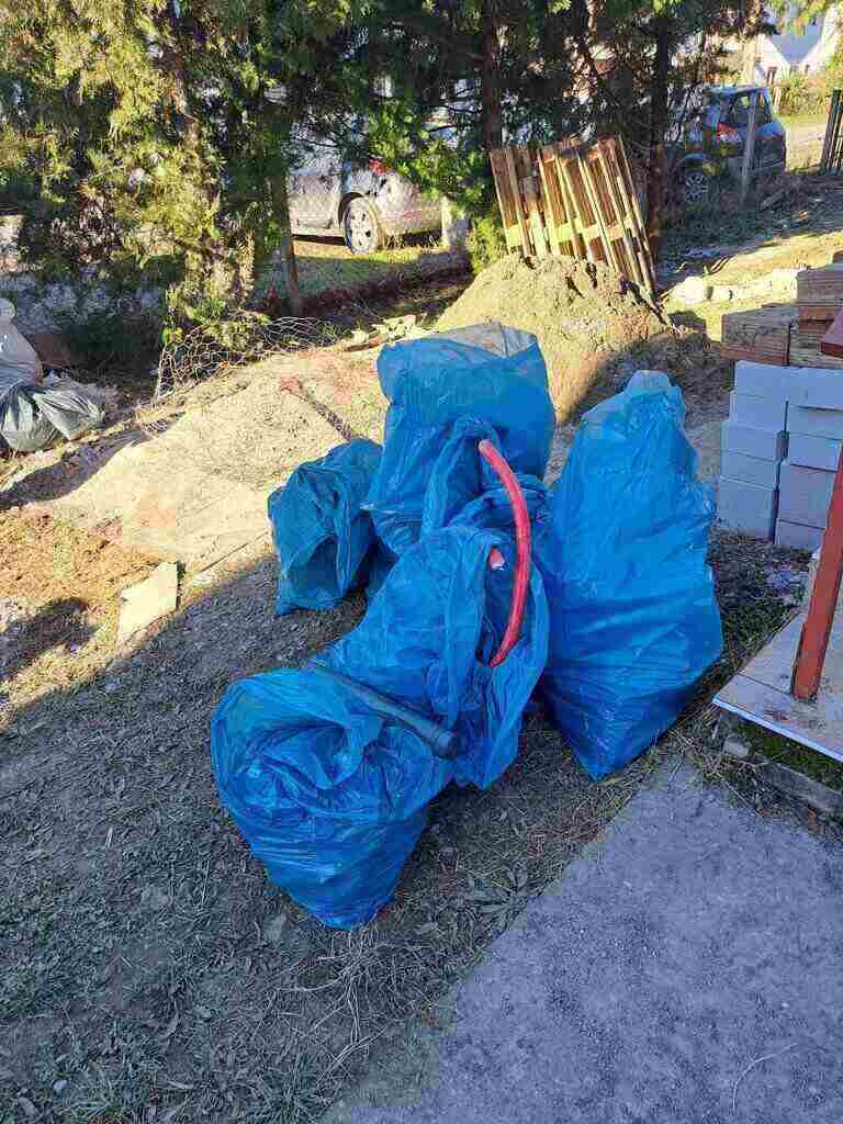 Plavi džakovi natovareni sa smećem