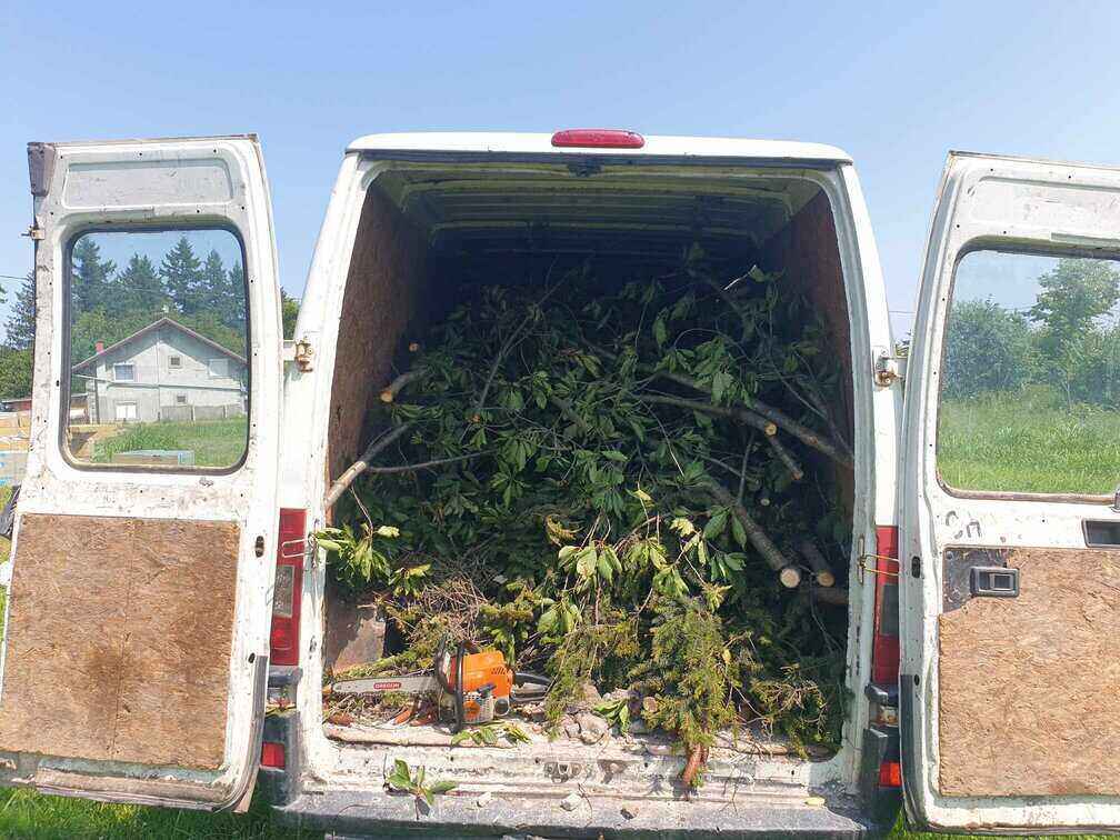 Kombi natovaren sa granjem i bio otpadom